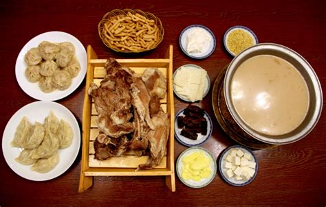  羊肉泡馍：しっとりとした羊の旨みと、コシのある麺が織りなす、 Hohhot のソウルフードは？