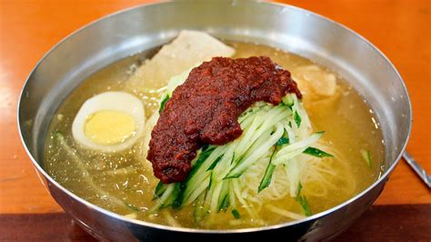  ミルミョンは、冷たくてピリ辛な麺料理で韓国旅行の思い出を鮮やかに彩る！